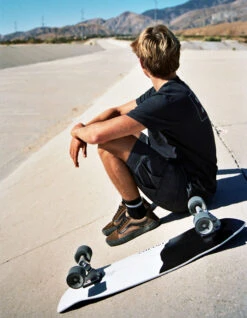 Carver™ CARVER BLACK TIP 32,5'' SURFSKATE 2023 -Glide Quest Shop carver black tip 32 5 cx surfskate completo 1